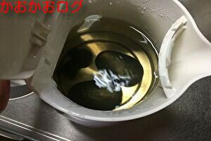 鉄玉子で沸かしたお湯が茶色